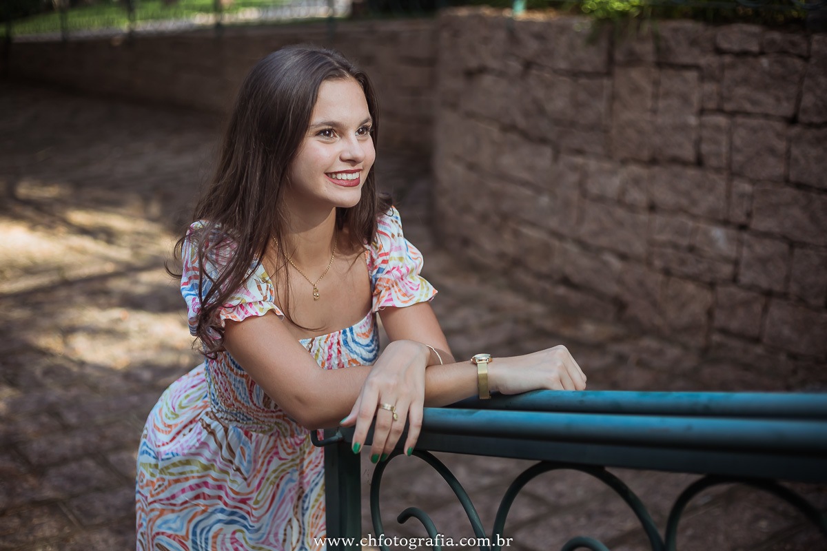 Ensaio de 15 anos, foto na escada, debutante descendo a escada, foto de 15 anos
