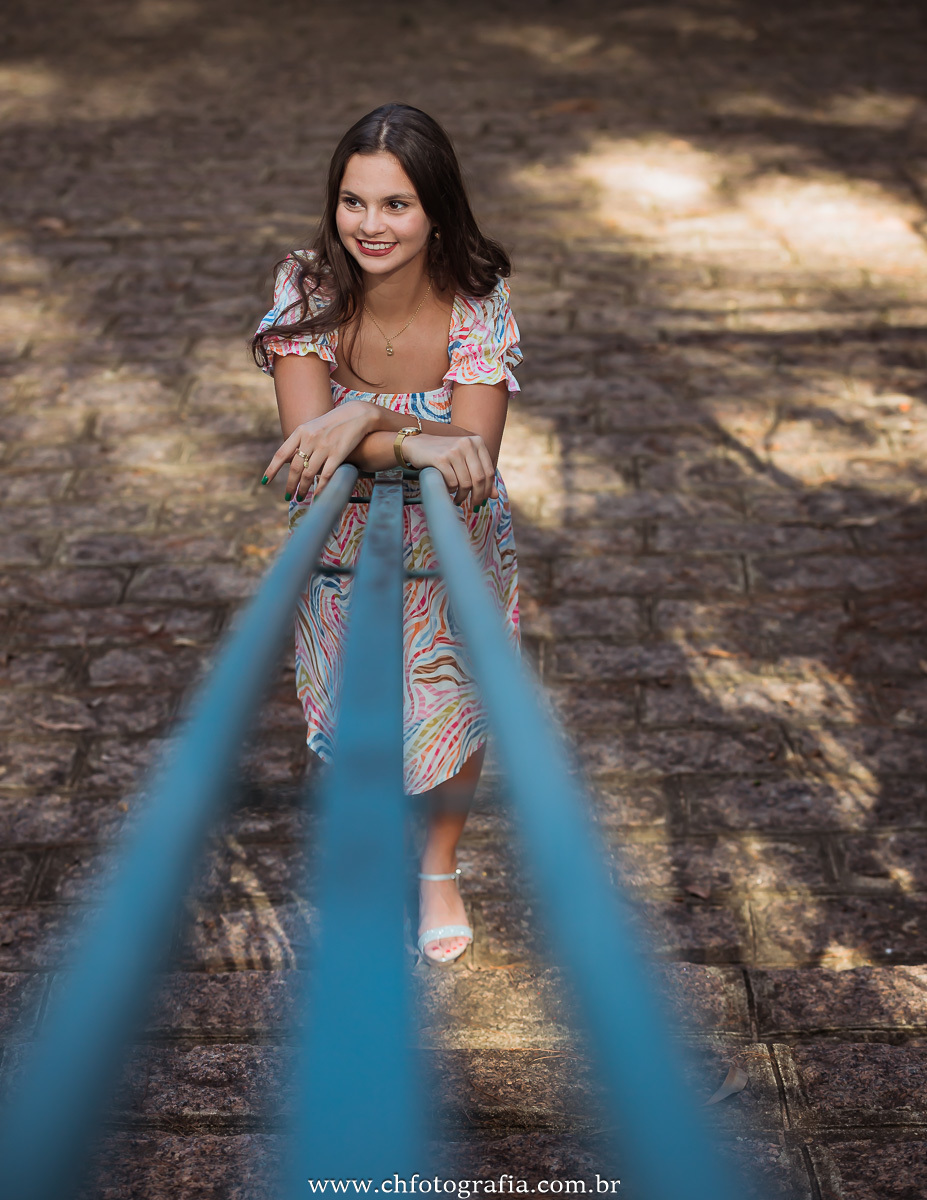 Ensaio de 15 anos, foto na escada, debutante descendo a escada, foto de 15 anos