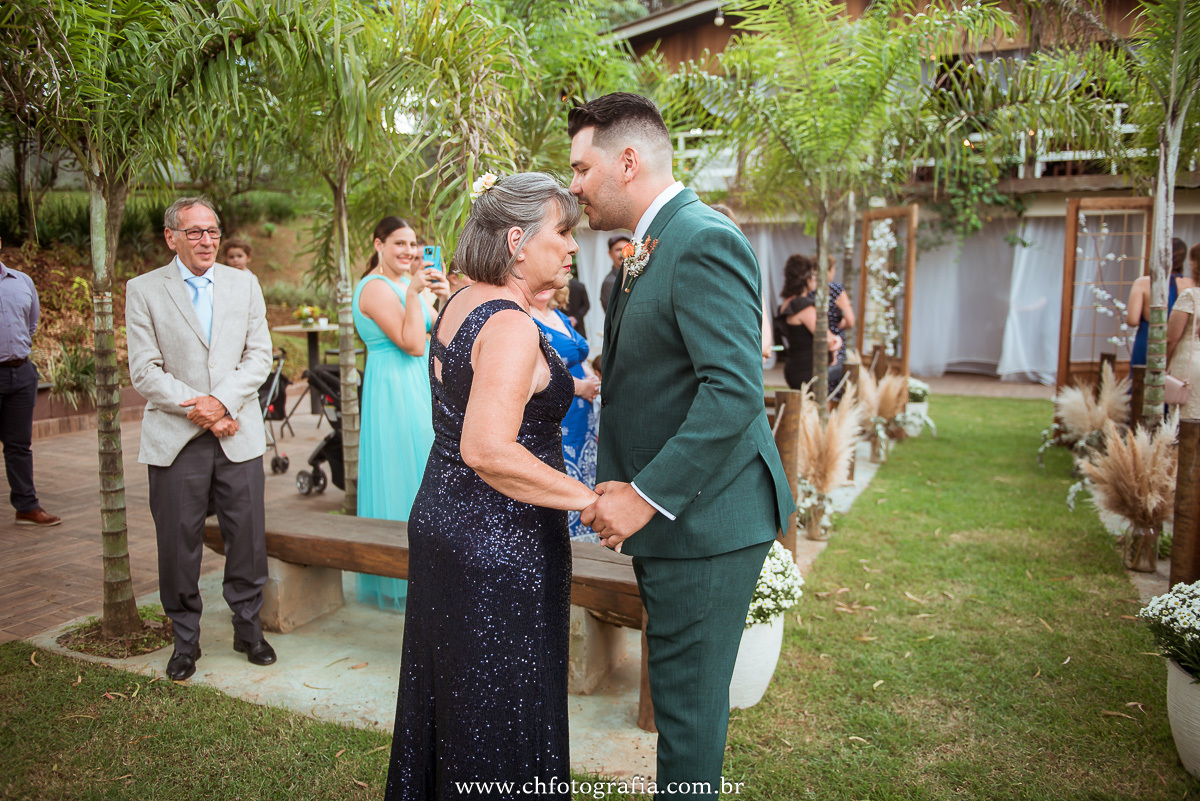 beijo do noivo com sua mae