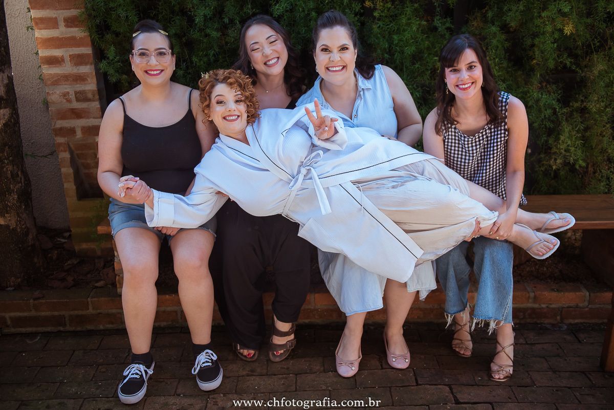 madrinhas brincando com a noiva