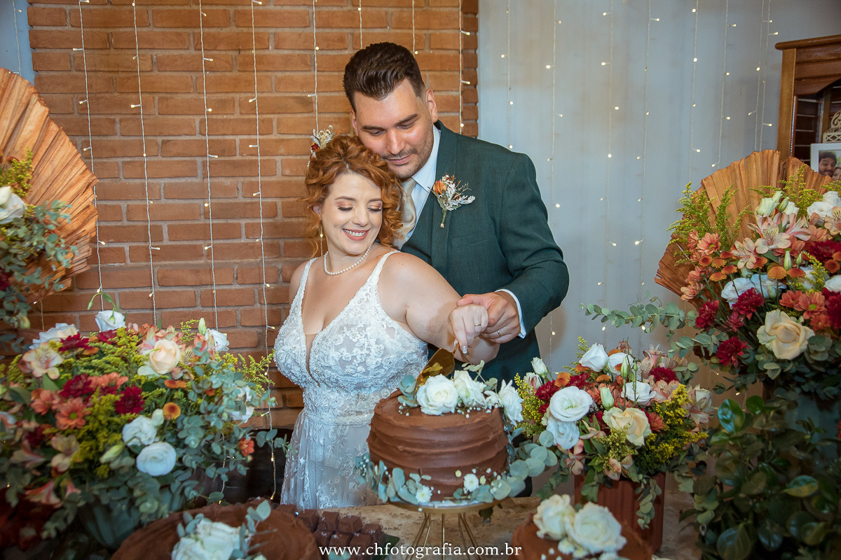 Mesa do bolo dos noivos