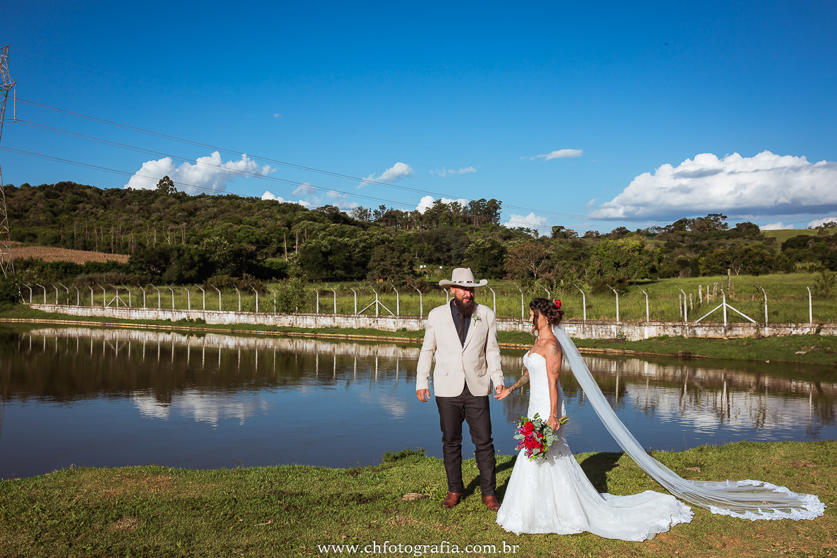 Ensaio Ensaio trash the dress no sítio