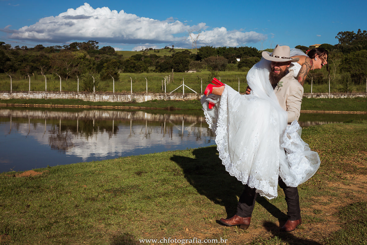noivo pegando a noiva, 