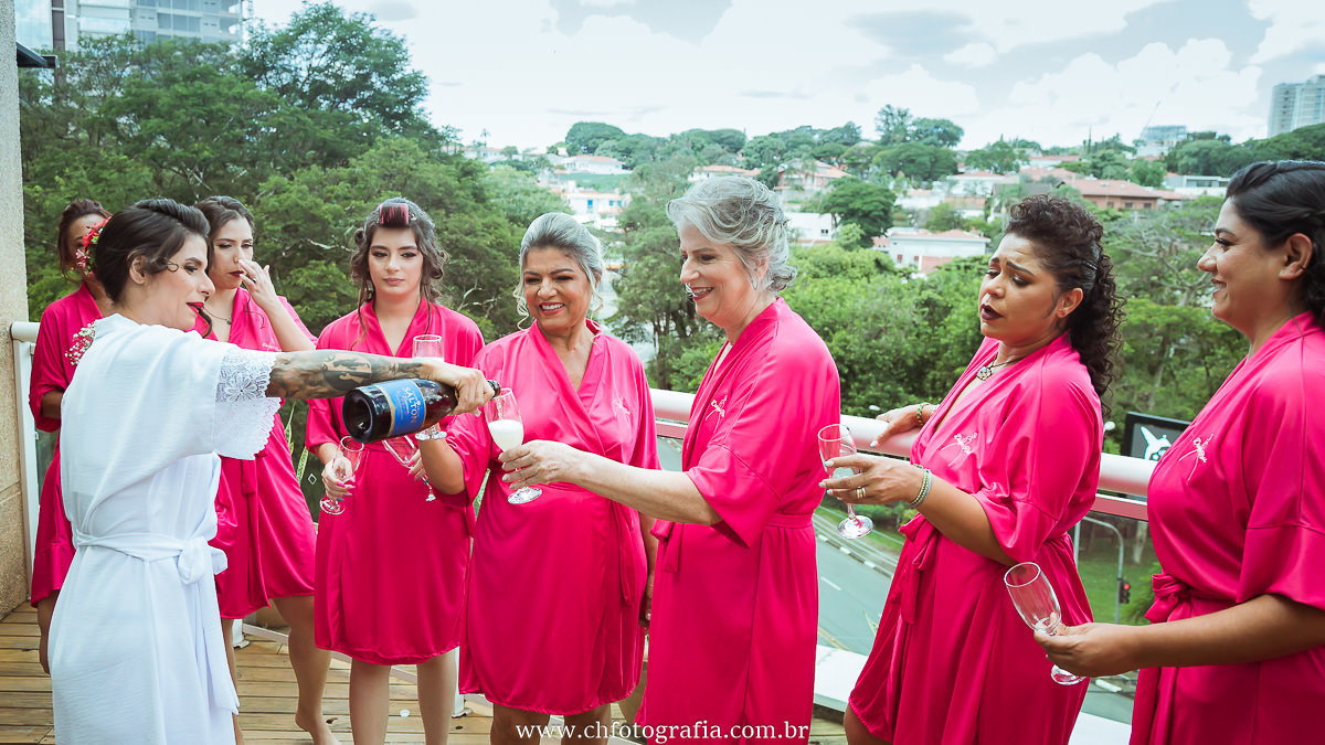 Noiva Brindando com as madrinhas