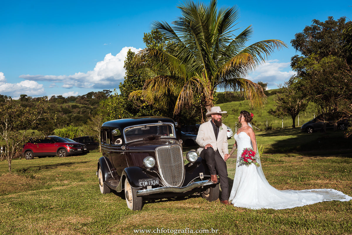 Ensaio trash the dress no Rancho, noivos ensaio no carro