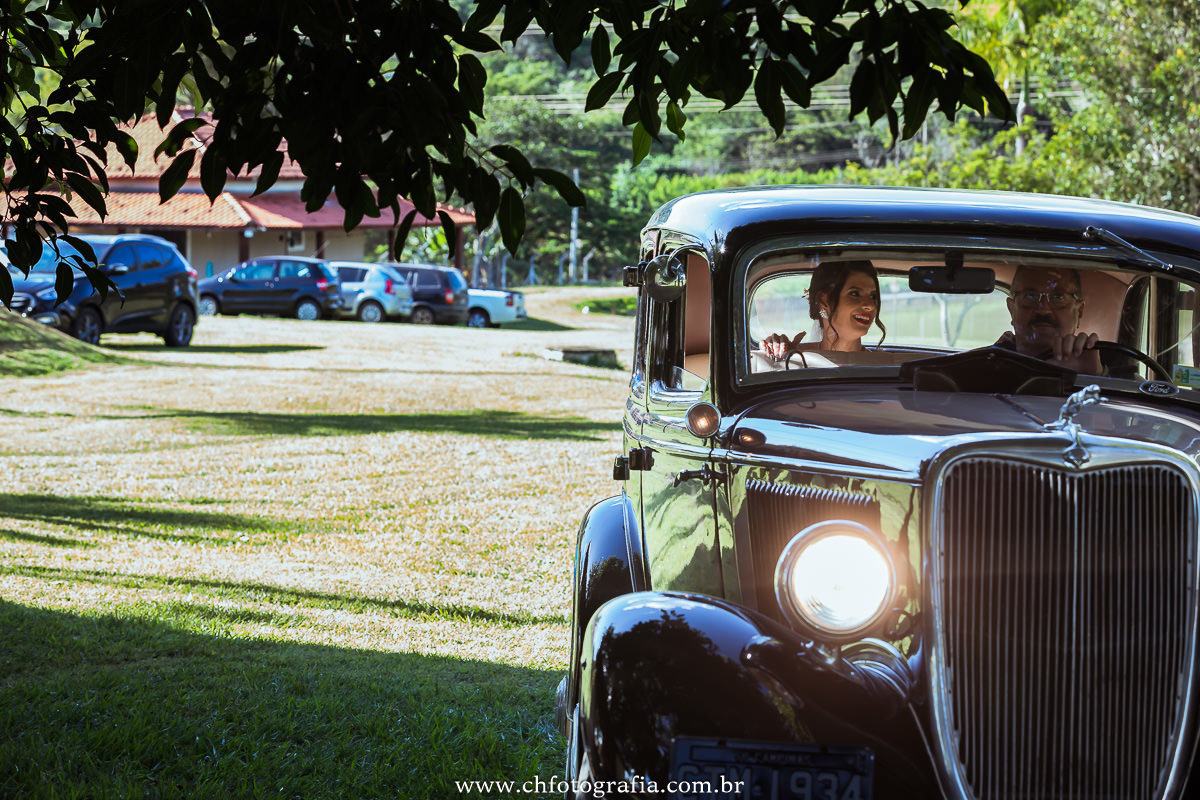 Entrada da noiva no carro