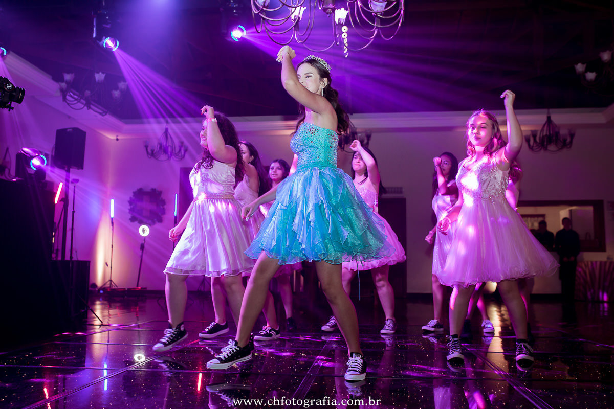 Dança da debutante com as amigas