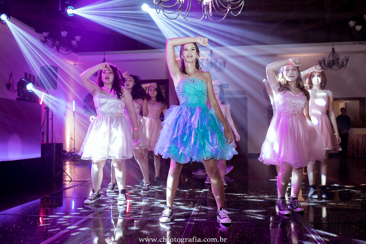 Dança da debutante com as amigas