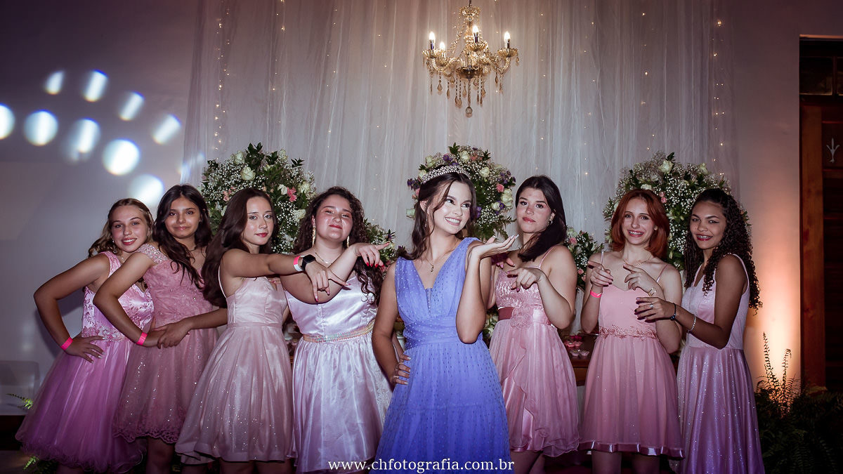 Fotos da debutante com com suas amigas na  COLÔNIA HELVETIA - INDAIATUBA- SP