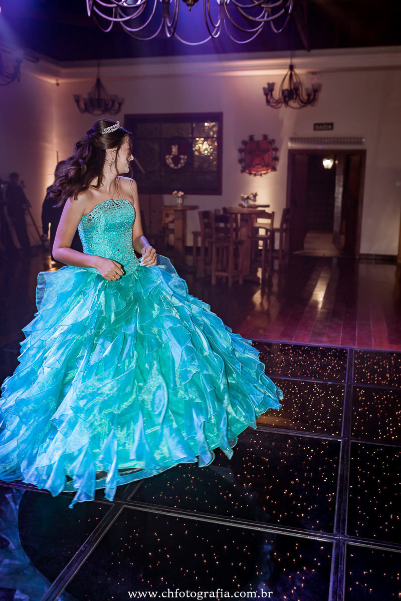 Entrada da debutante na cerimonia   na COLÔNIA HELVETIA - INDAIATUBA- SP