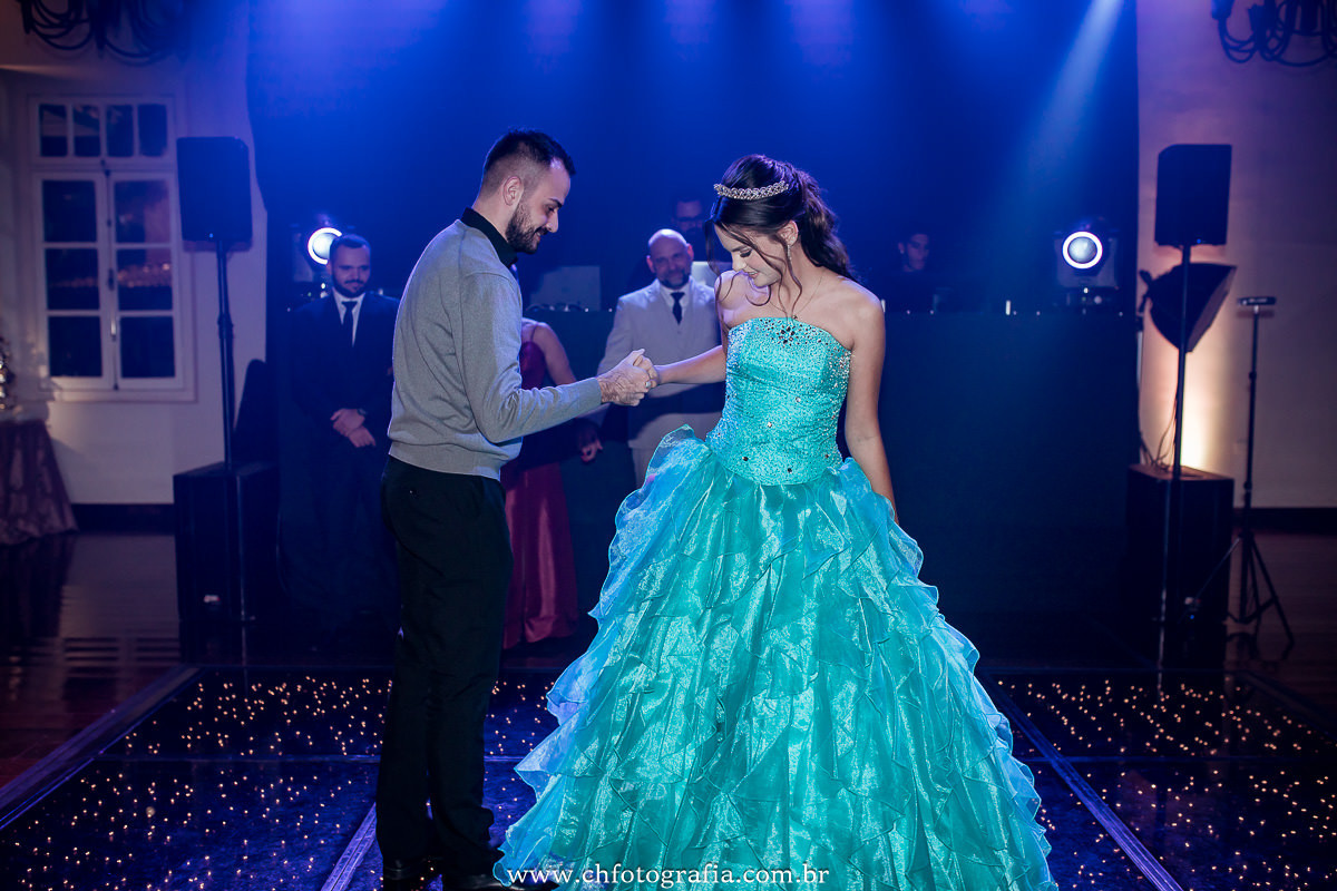Entrada da debutante na cerimonia   na COLÔNIA HELVETIA - INDAIATUBA- SP