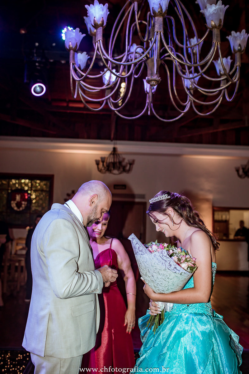 Debutante recebendo flores 