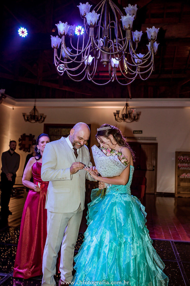 Debutante recebendo joia