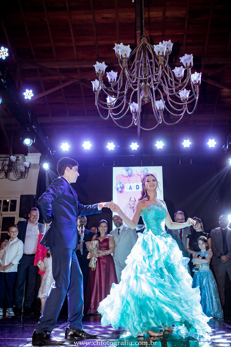 Momento da Valsa da debutante na COLÔNIA HELVETIA - INDAIATUBA- SP, dançando valsa com a filha debutante