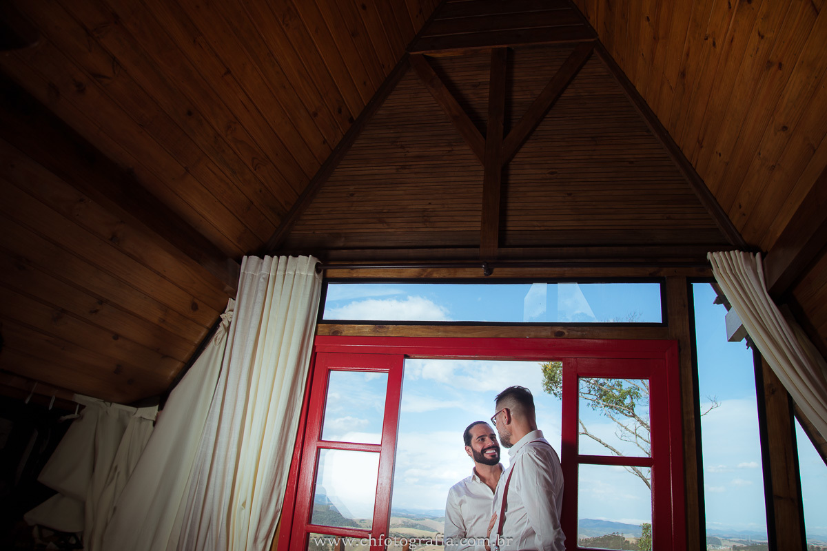 Casamento gay cheio de amor e emoção. Casal celebrando sua união em uma cerimônia íntima e emocionante.