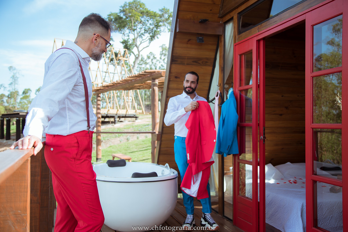 Ensaio thash the dress gay no chalé Fazenda Laranjeiras, foto dos noivos