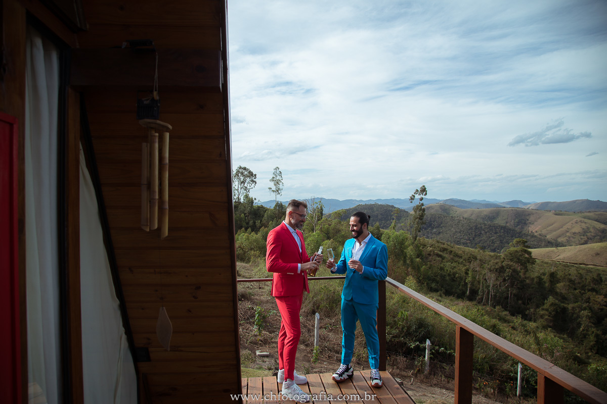 Ensaio thash the dress gay no chalé, noivos gay brindando, noivos gay comemorando 