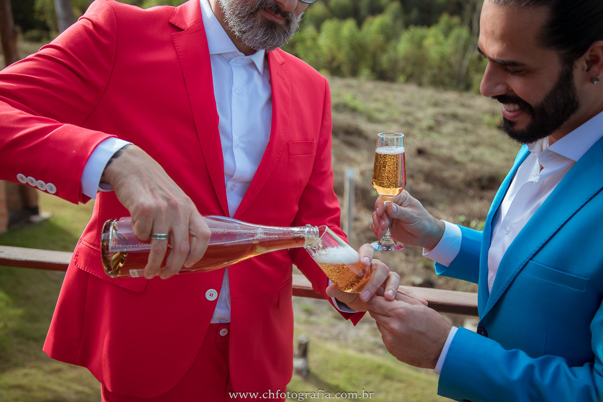 Ensaio thash the dress gay no chalé, noivos gay brindando, noivos gay comemorando 