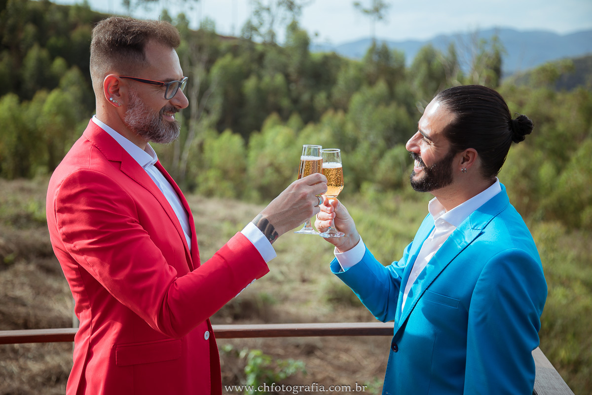 Ensaio thash the dress gay no chalé, noivos gay brindando, noivos gay comemorando 