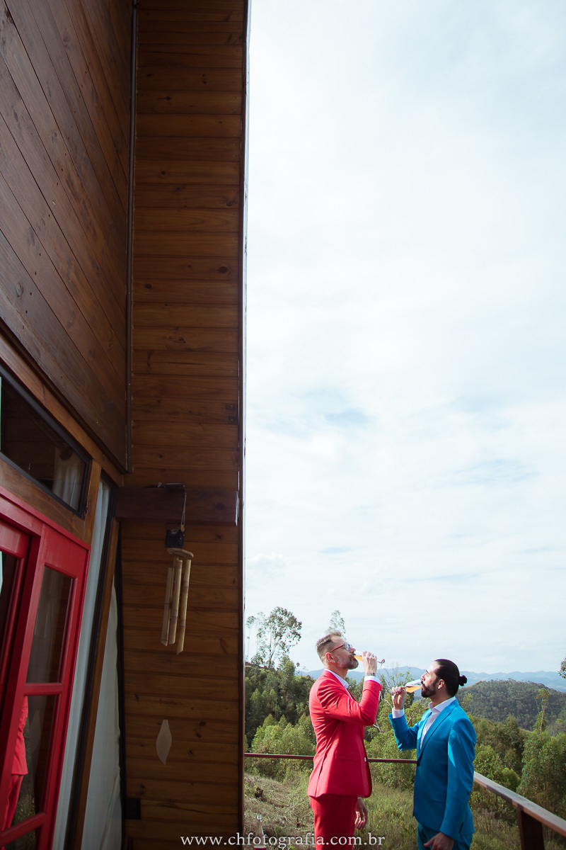 Ensaio thash the dress gay no chalé, noivos gay brindando, noivos gay comemorando 