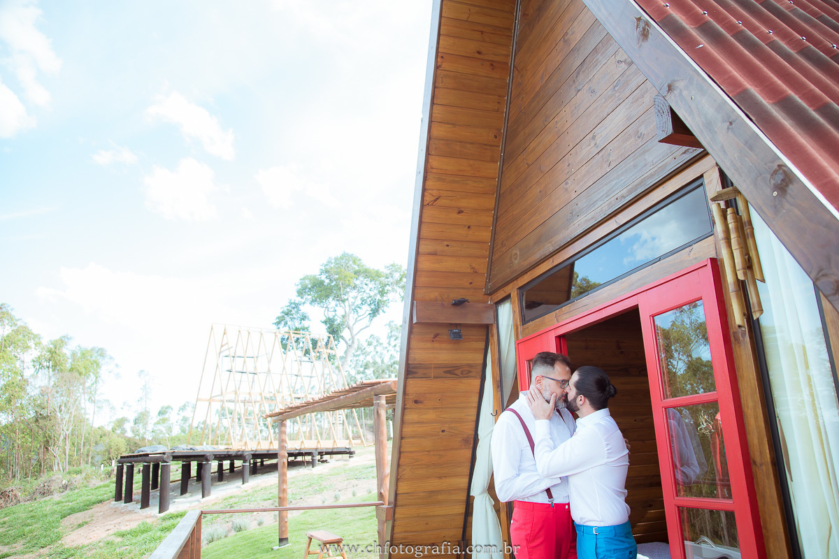 Celebração do amor em um casamento gay cheio de cor e alegria. Unidos pelo amor, o casal dança em comemoração.