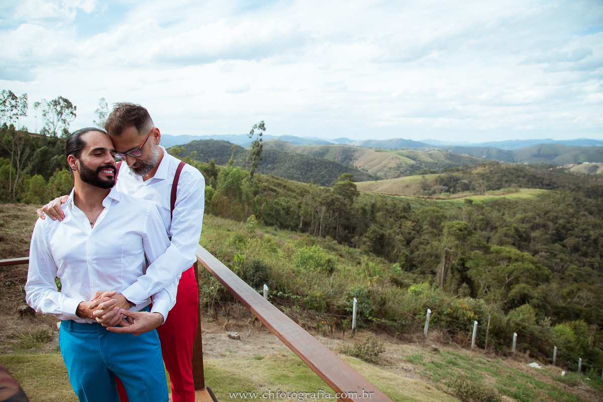 Sorrisos radiantes no casamento gay. O casal compartilhando momentos de felicidade e amor com seus entes queridos.