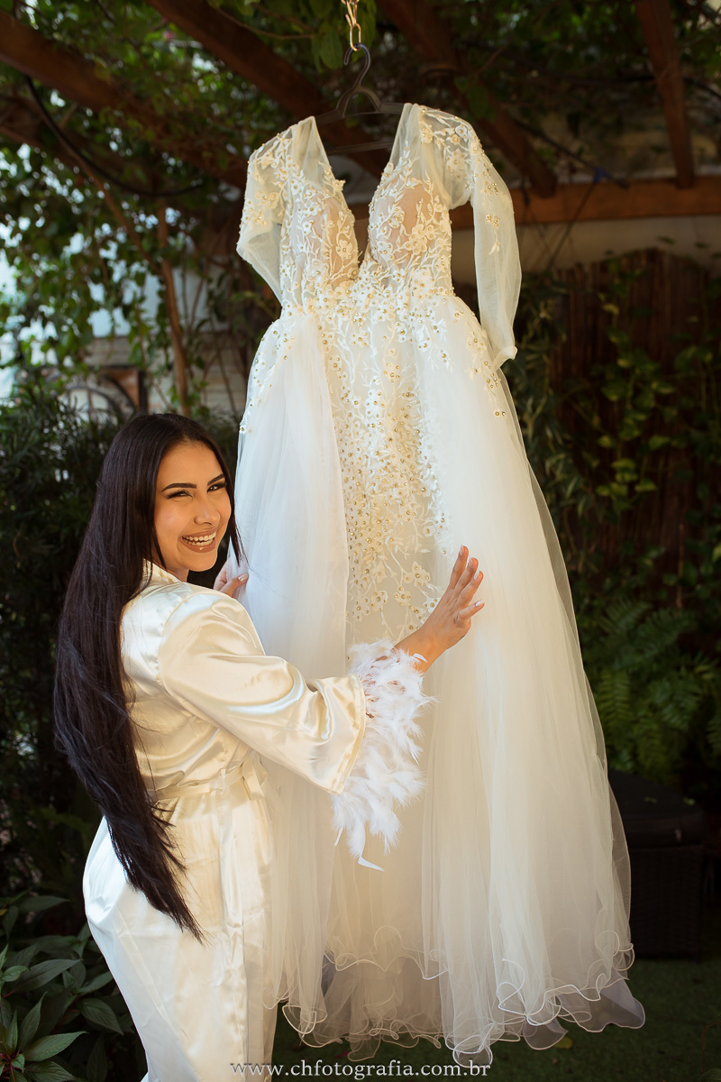 noiva com o vestido sorrindo