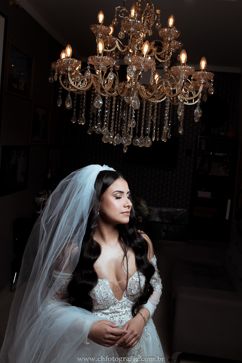 retrato da noiva debaixo do lustre do studio ch fotografia