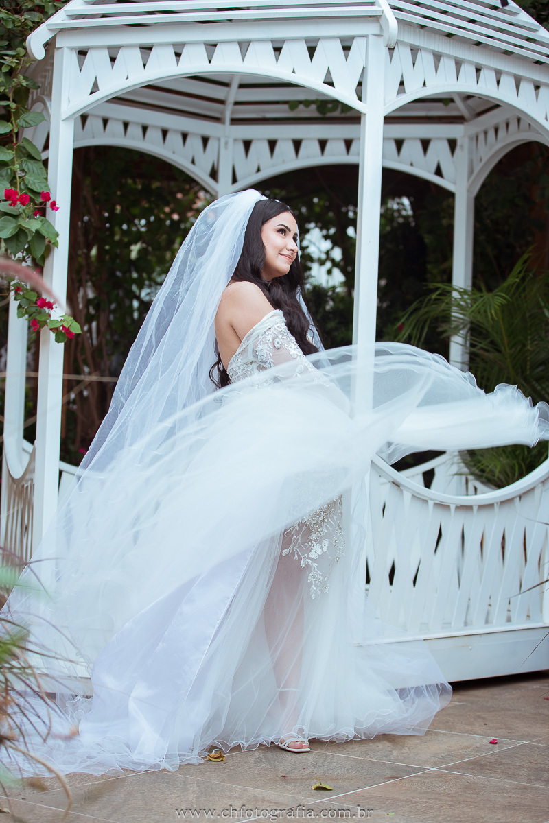 noiva na frente do gazebo do studio ch fotografia 
