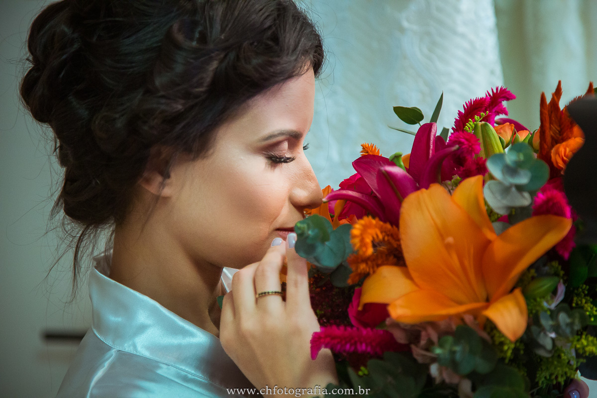 NOIVA CHEIRANDO O BUQUE