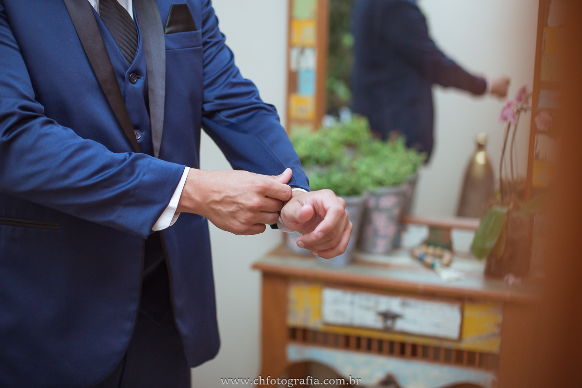 noivo se arrumando, terno de noicvo