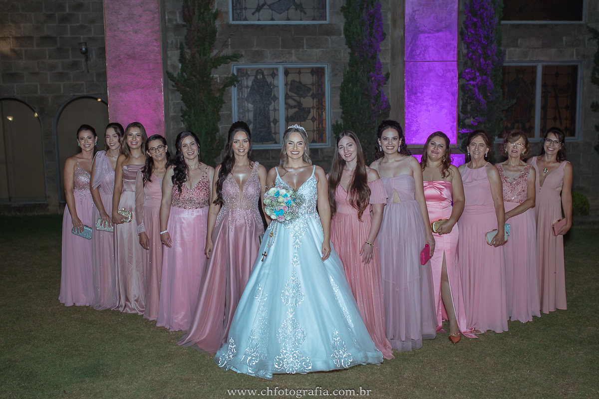 Padrinhos de casamento no Castelo dos Vinhais: Elegância e amizade.