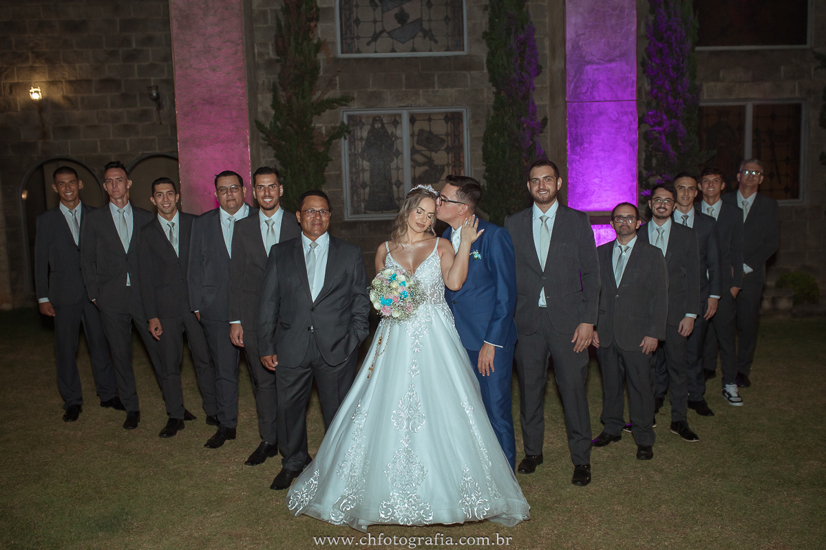 Os padrinhos no casamento de Alessandra e Leo: Um apoio especial.