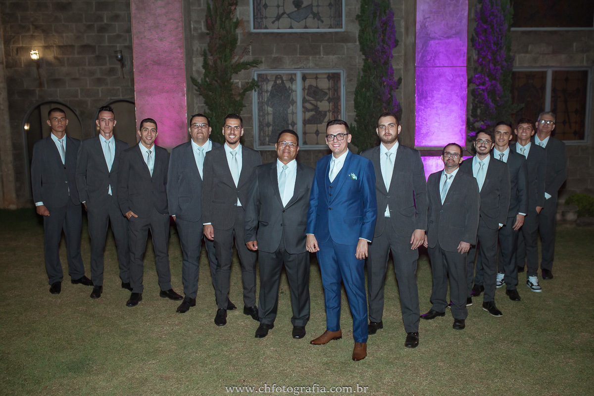 Fotos dos padrinhos no Castelo dos Vinhais: Amizade e celebração.