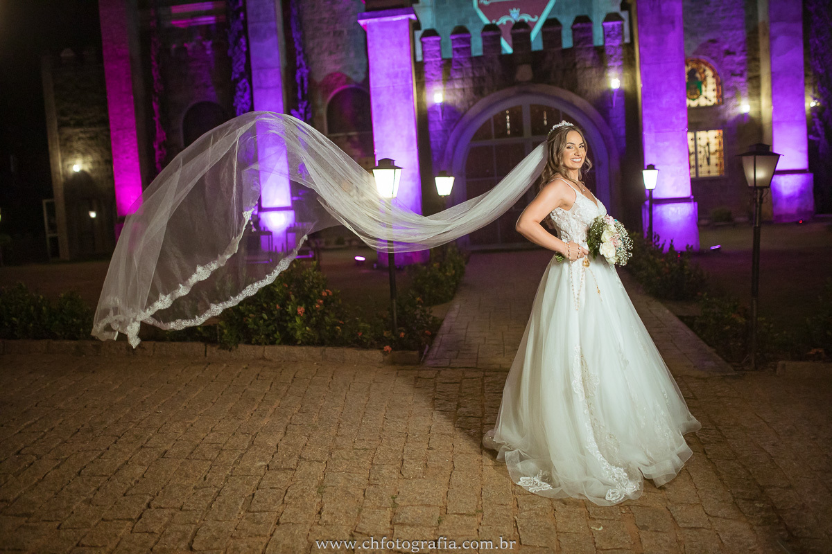 Noivos Alessandra e Leo no ensaio trash the dress no Castelo dos Vinhais.