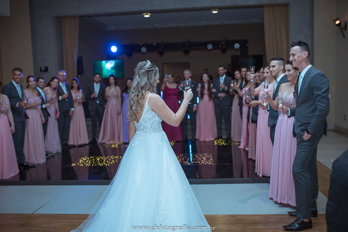 Brinde dos noivos Alessandra e Leo: Celebração no Castelo dos Vinhais.