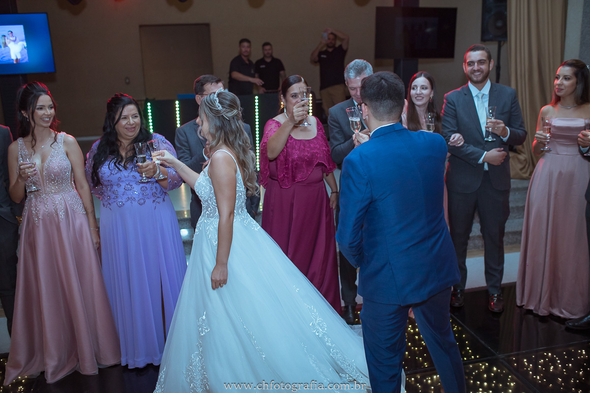 Momento emocionante: Brinde dos recém-casados no Castelo dos Vinhais.