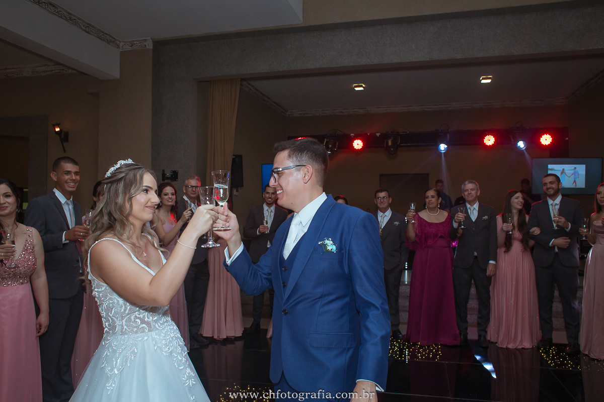 Fotos do brinde dos noivos no casamento de Alessandra e Leo.