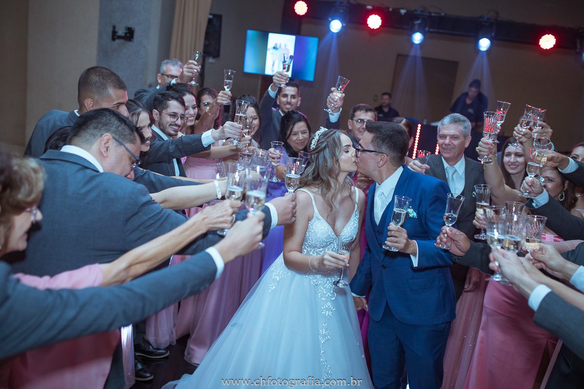 Brinde dos noivos no Castelo dos Vinhais: Celebrando o amor.