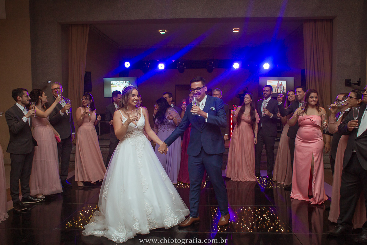 Brinde dos noivos Alessandra e Leo: Um momento de união e alegria.
