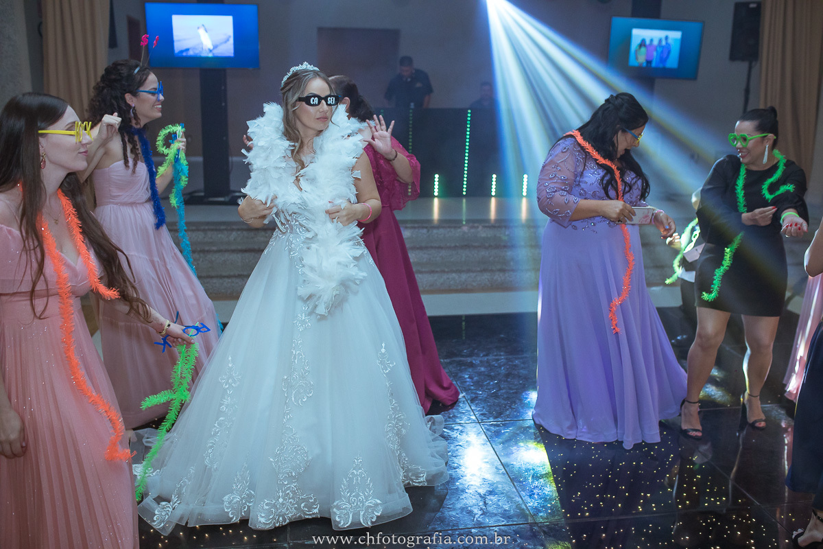 Noivos Alessandra e Leo curtindo a balada no Castelo dos Vinhais: Uma festa inesquecível.