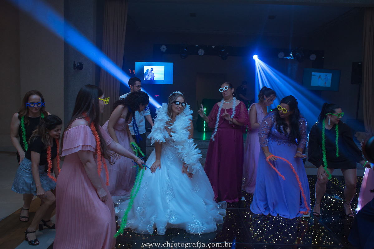 Fotos dos noivos na balada: Momentos de diversão no casamento de Alessandra e Leo.