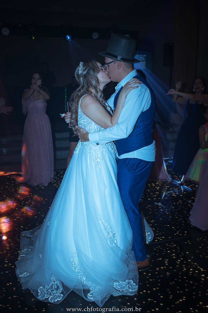 Noivos na pista de dança: Energia contagiante no Castelo dos Vinhais.