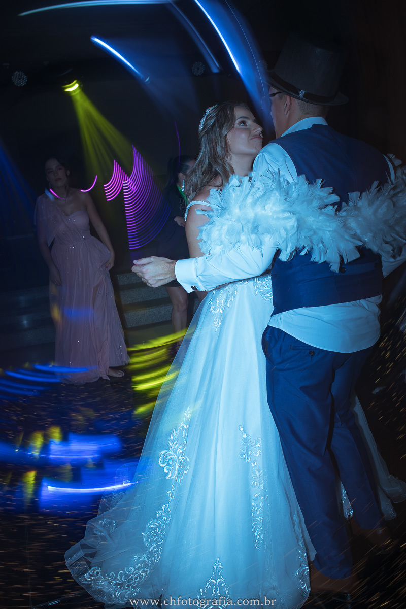 Festa dos noivos: Alessandra e Leo celebram na balada do Castelo dos Vinhais.