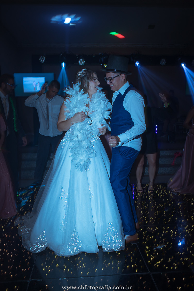 Noivos Alessandra e Leo na pista: Dançando e celebrando o amor.