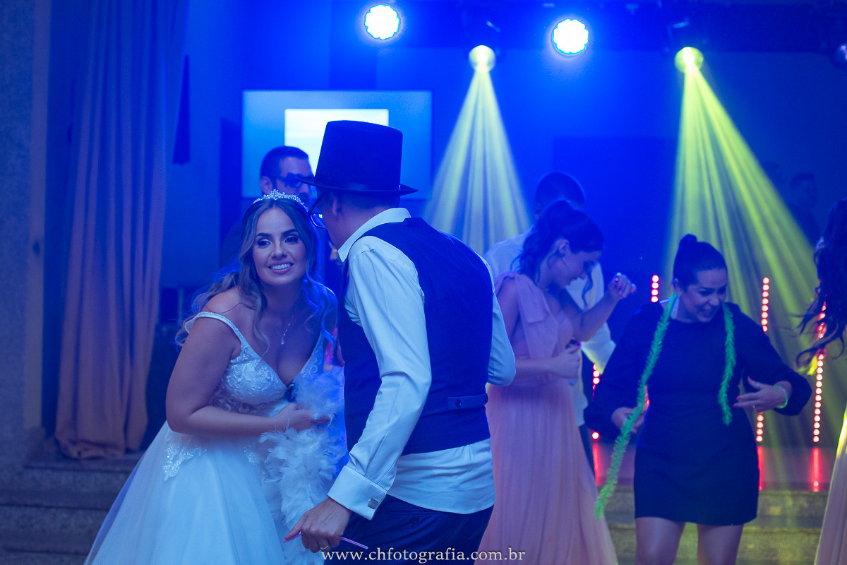 Noivos na festa: Alegria e movimento na balada do Castelo dos Vinhais.