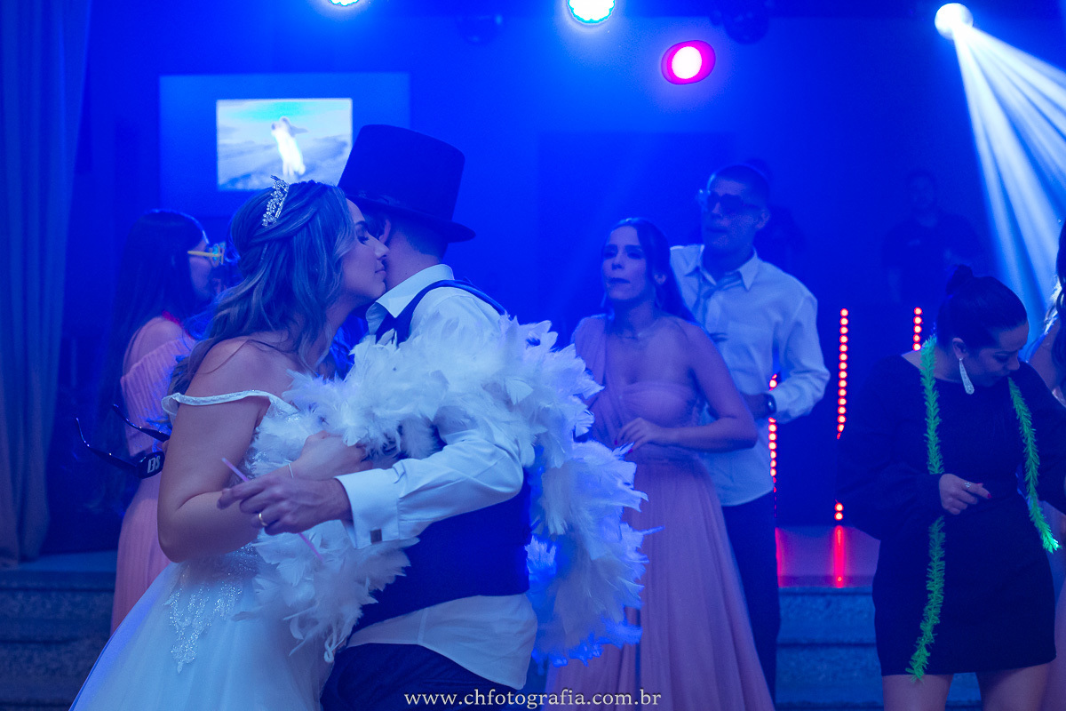 Noivos dançando na balada: Celebrando o grande dia no Castelo dos Vinhais.