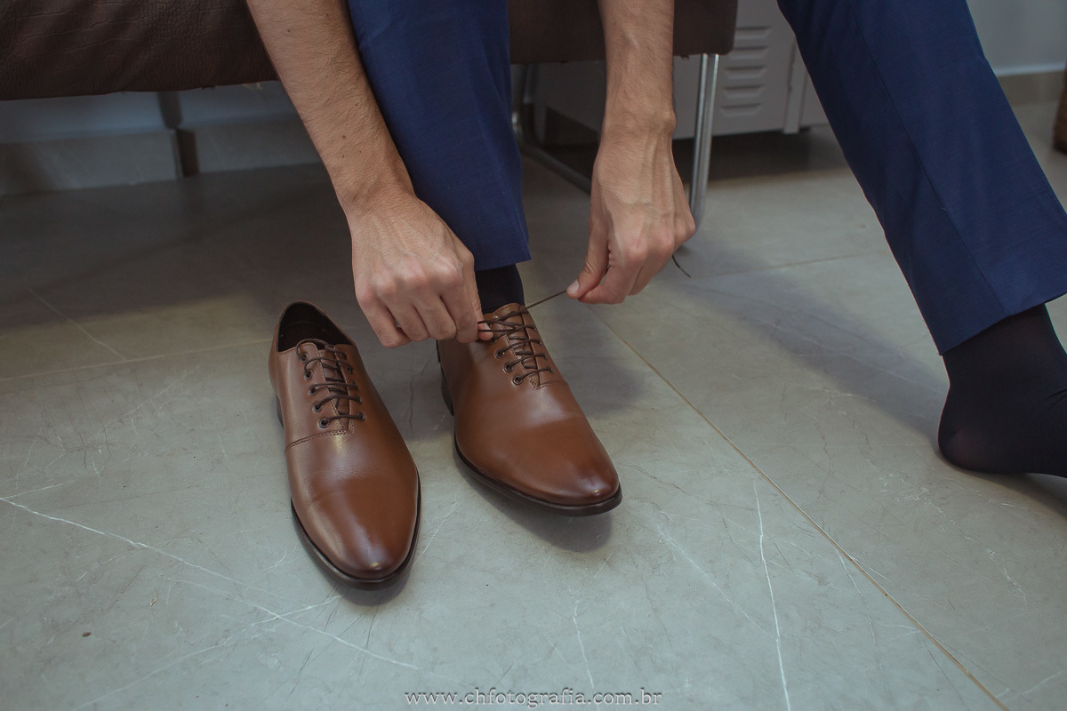 Making off do noivo no Castelo dos Vinhais: Elegância e emoção antes do casamento.