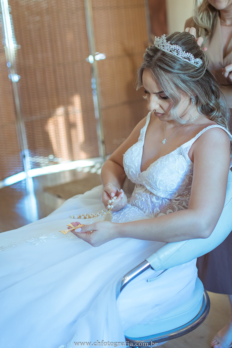 Making off de Alessandra no Castelo dos Vinhais: Um momento mágico antes do casamento. noiva com terço