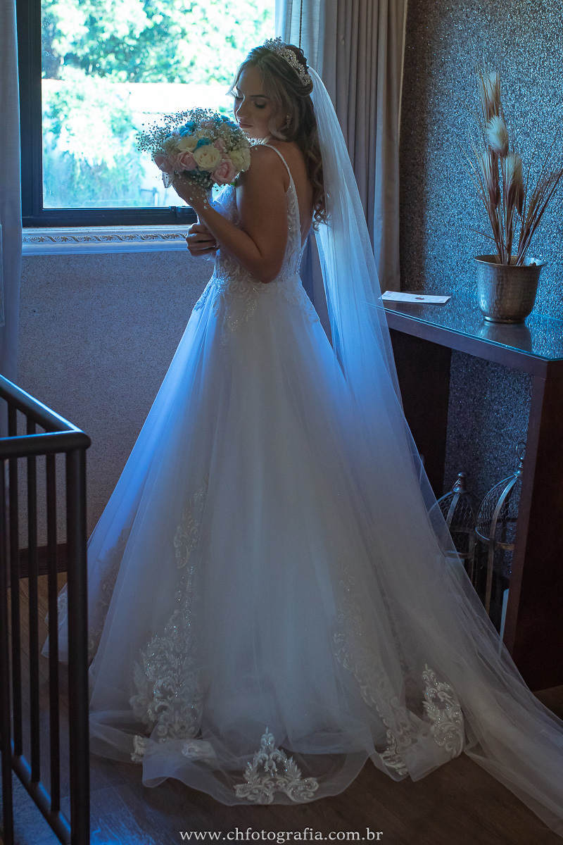 Making off da noiva Alessandra no Castelo dos Vinhais: momentos especiais capturados antes do casamento., Retrato da noiva, making off da noiva